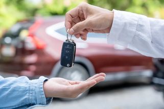 Muž si najal odborníka, aby mu usmlouval slevu na nové rodinné auto. Výsledná cena byla nižší o 300 tisíc korun